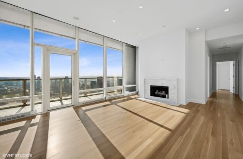 340 Randolph St, Chicago IL  60601-7618 exterior