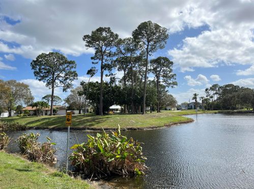 592 Whitmore Dr, Fort Pierce FL  34984-4570 exterior