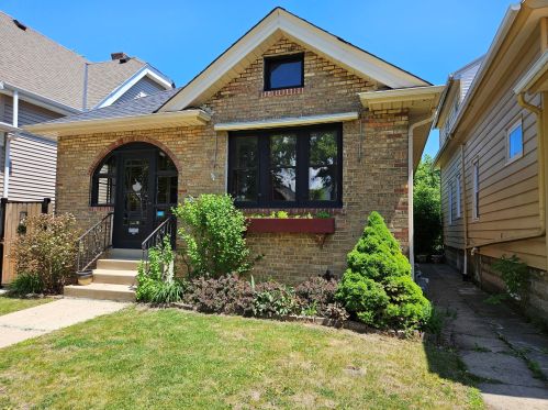 3026 15th St, Milwaukee, WI 53215-3715