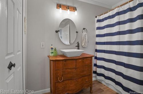 308 1st St, Fenton MI  48430-2703 exterior