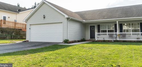 71 Lexington Dr, Hanover, PA 17331-8658