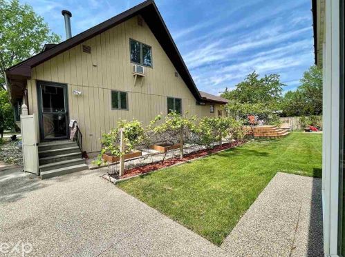 327 Cass St, Standish MI 48658-9229 exterior