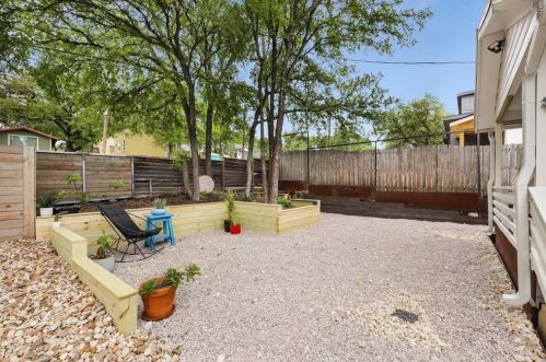 1208 Delano St, Austin TX  78721-2104 exterior