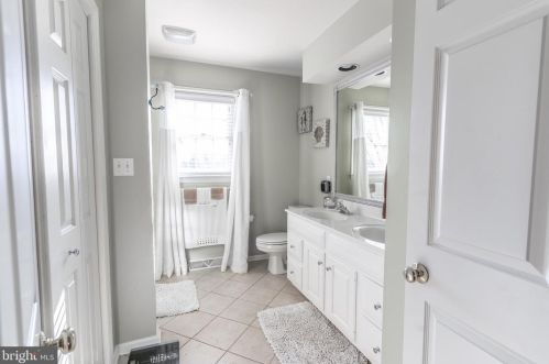 1121 Sunwood Ln, Lancaster PA  17601-7104 exterior