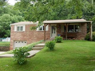 869 Blue Rdg Rd, Pittsburgh PA  15239-2805 exterior
