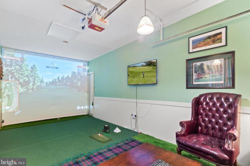 8751 Brook Rd, Mc Lean VA  22102-1507 exterior