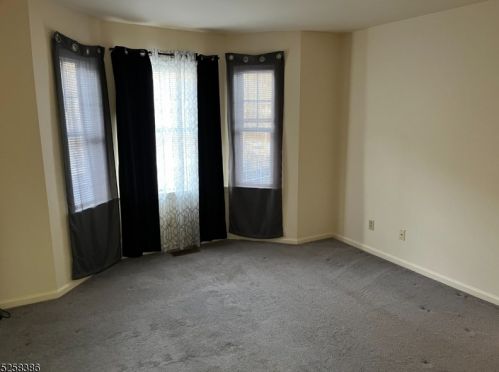 29 Hamburg Tpke, Kinnelon, NJ 07405-1528