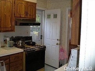 56 Finn St, Valley Stream NY  11580-1012 exterior