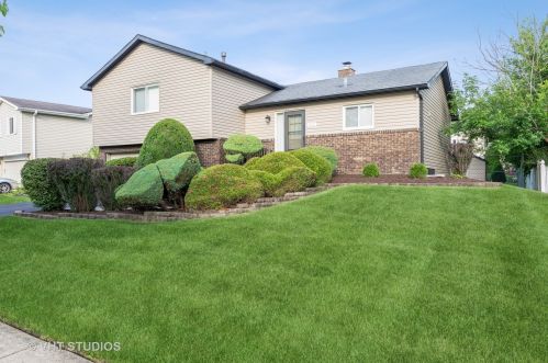 102 Cloverleaf Rd, Matteson, IL 60443-1116