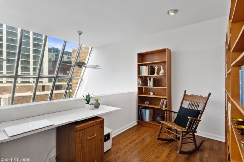 1537 Sandburg Ter, Chicago IL 60610-8052 exterior