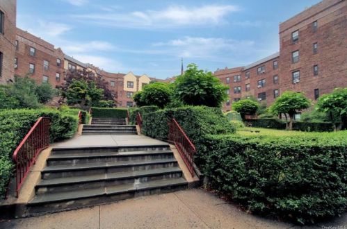 525 238th St, Bronx NY  10470-2300 exterior