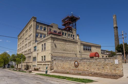 904 Pearson St, Milwaukee WI 53202-1594 exterior