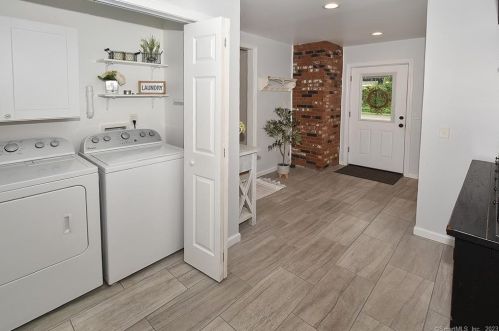 281 Abbe Rd, Enfield CT 06082-5745 exterior