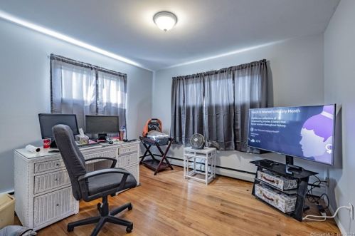 104 Brewster Rd, Enfield CT 06082-4104 exterior