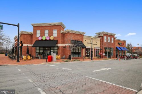 5823 Monticello Rd, Alexandria VA 22303-1302 exterior