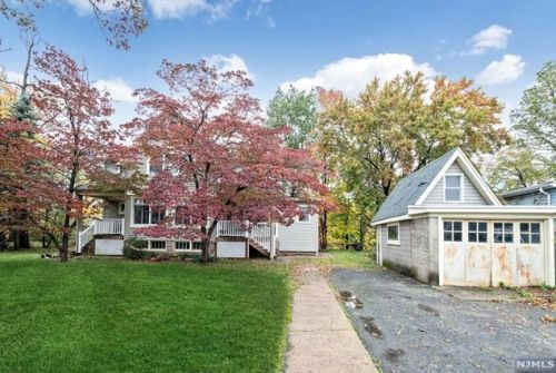 102 Woodcliff Ave, West Paterson NJ  07424-1045 exterior