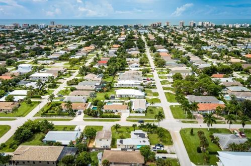 702 105 Ave, Naples FL 34108-1838 exterior