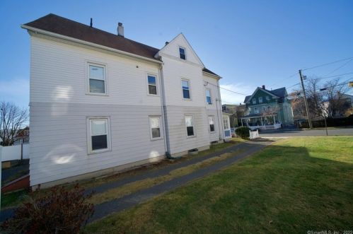 9 Fairview St, New Britain CT 06051-2707 exterior