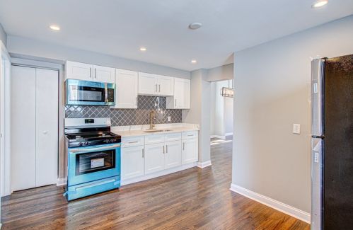 1713 Troy St, Chicago IL 60655-2027 exterior