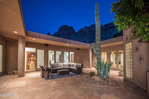 5761 Echo Canyon Cir, Phoenix AZ  85018-1270 exterior