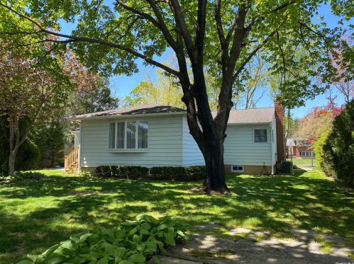 16 Richmond Pl, Commack NY 11725-5008 exterior