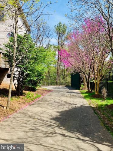 1289 Ballantrae Farm Dr, Mc Lean VA 22101-3027 exterior