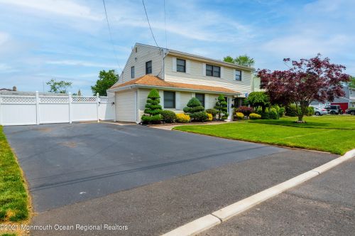 16 Susan St, Hazlet, NJ 07730-2012