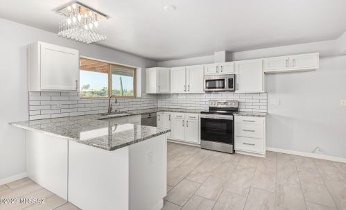 828 Cresta Loma Dr, Tucson AZ 85704-3706 exterior