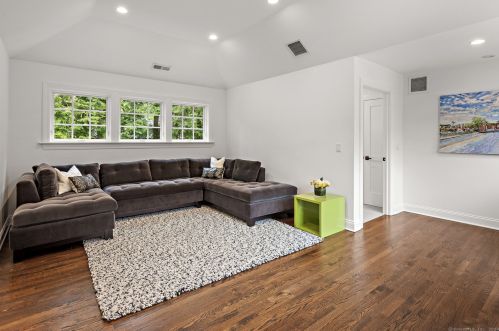 19 Pequot Trl, Westport CT 06880-2929 exterior