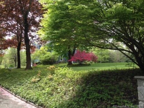 11 Farrar Ln, Ridgefield, CT 06877-2406