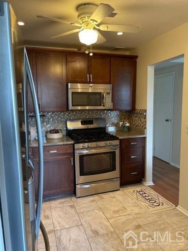 51 College Dr, Edison NJ 08817-5951 exterior