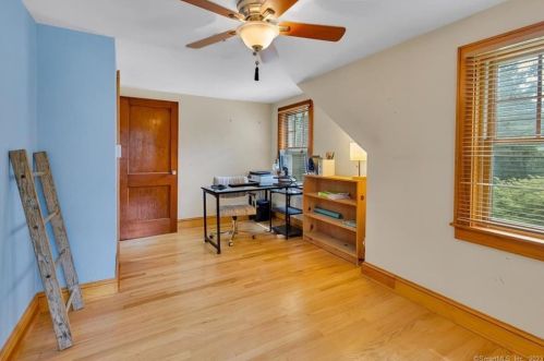 9 Beverly St, Enfield CT 06082-4512 exterior