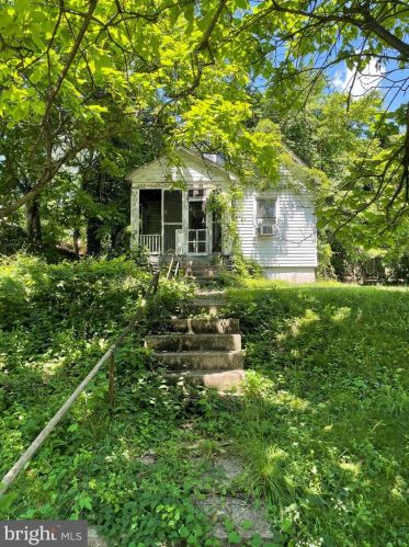 2902 Vista St, Washington, DC 20018-2636