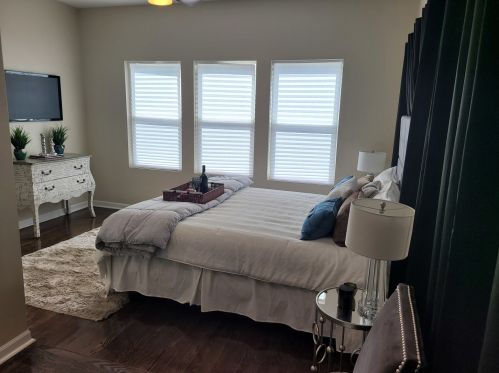 8232 Luella Ave, Chicago IL 60617-1842 exterior