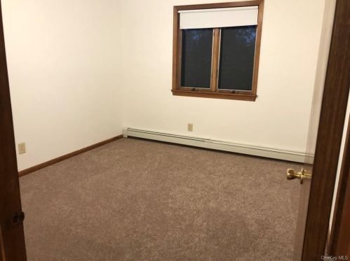 10 Farm Mdw Ln, Montgomery NY 12549-2100 exterior