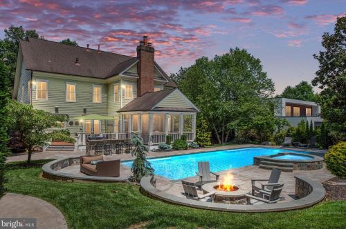 6421 Divine St, Mc Lean VA 22101-4702 exterior