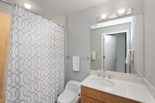 250 Pearson St, Chicago IL  60611-7225 exterior