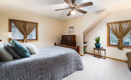 906 Mdw Pl, Milwaukee WI 53217-5737 exterior