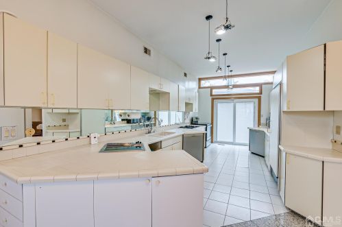 4 Fairhill Rd, Edison NJ 08817-2962 exterior