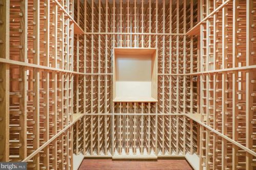 8505 Carlynn Dr, Bethesda MD 20817-4310 exterior