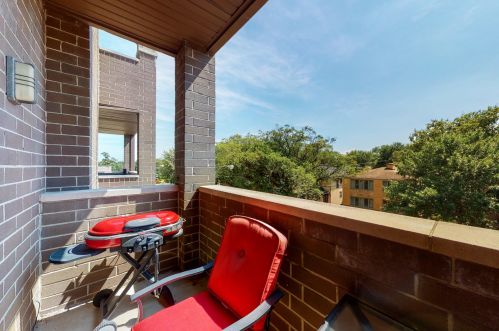 2224 Touhy Ave, Chicago IL 60645-3412 exterior