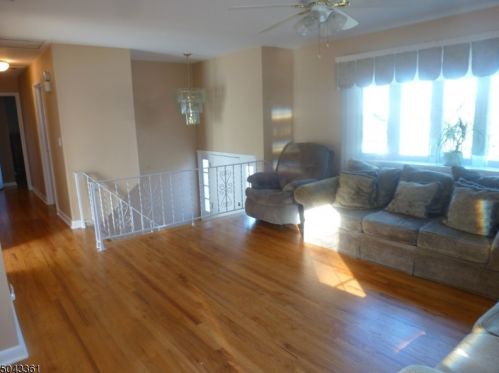 1 Cedar St, Kinnelon NJ 07405-1328 exterior