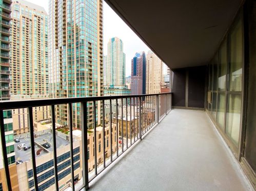 10 Ontario St, Chicago IL  60654-3809 exterior