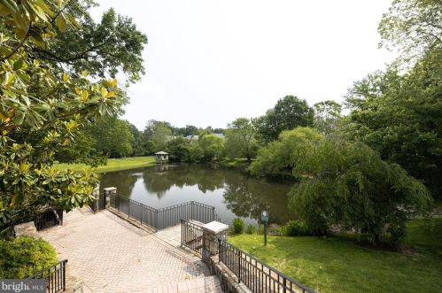 1456 Harvest Xing Dr, Mc Lean VA 22101-5651 exterior