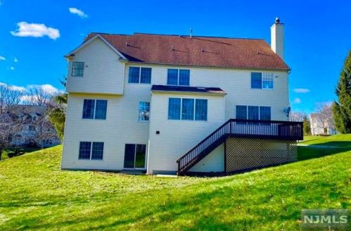 3 Bakley Ter, Town Center NJ 07052-2169 exterior