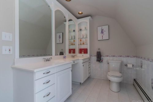 11 Farrar Ln, Ridgefield CT 06877-2406 exterior