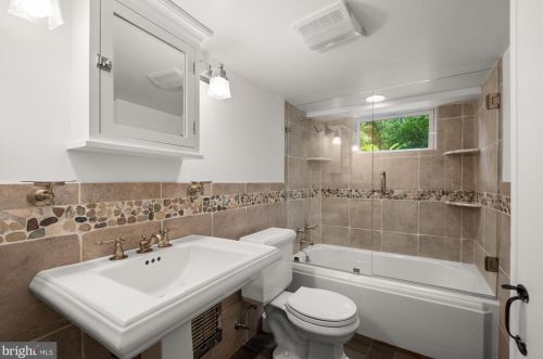 8526 Georgetown Pike, Mc Lean VA 22102-1206 exterior