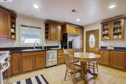 1875 Granada Dr, Concord CA 94519-1330 exterior