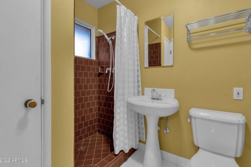 8051 14 Ave, Phoenix AZ 85023-2585 exterior