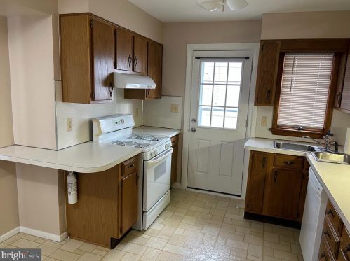 81 Gary Dr, Trenton NJ  08690-3136 exterior